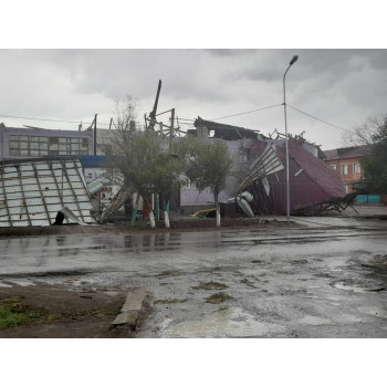 В Кызылорде многоквартирный дом потерял крышу в результате сильного ветра